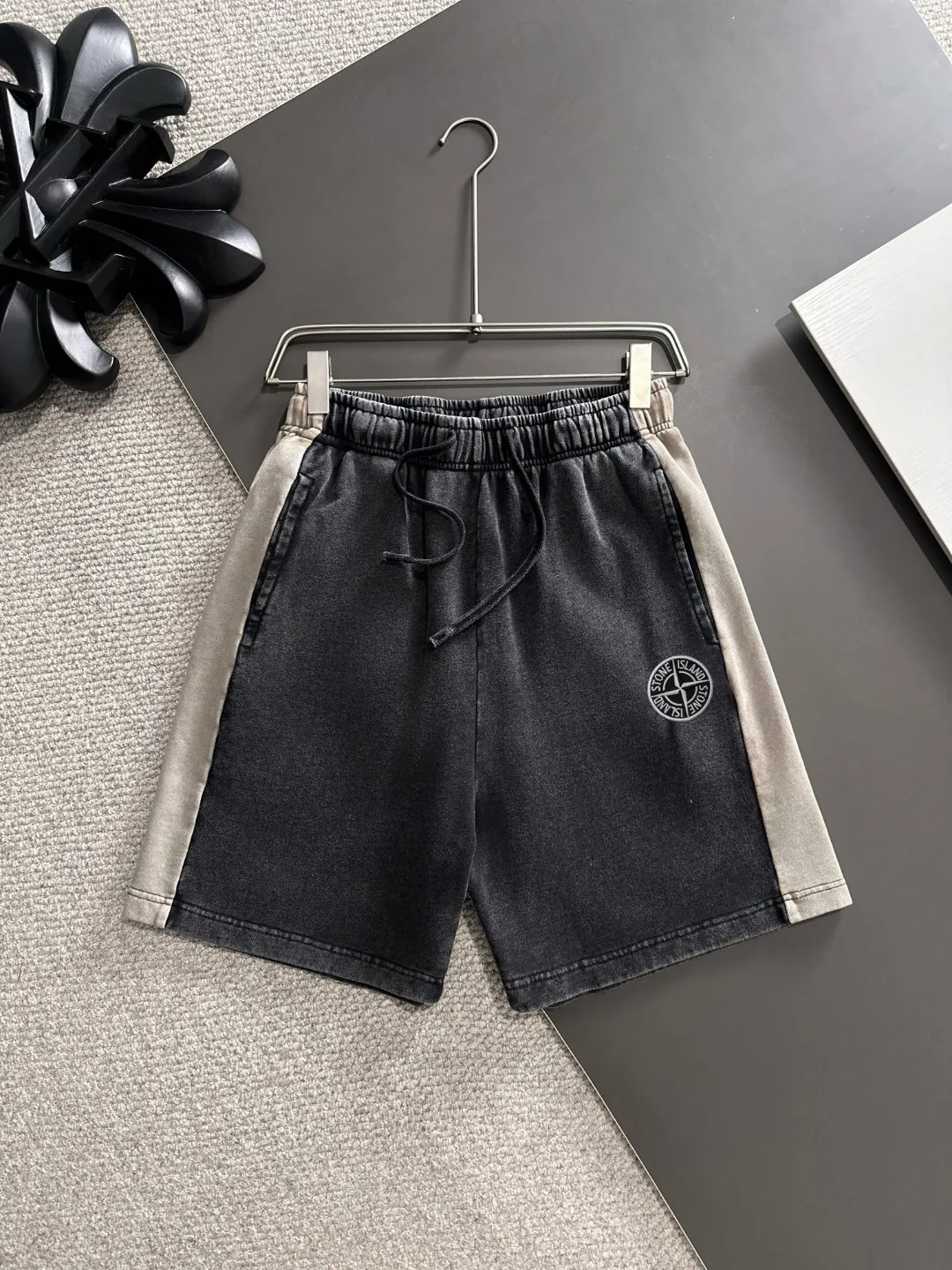Next day shipment P300 High quality Stone lsland/Stone Island 2025 spring and summer new high-definition elastic band casual solid color loose shorts, made with machines imported from Italy. The hem of the trousers is stitched with two needles. The stitching is fine and firm. The fabric is customized at the counter and is highly breathable and comfortable. The details are impeccable. The brand element design concept reflects high quality. It feels delicate and soft! It presents a casual cut and the upper body shape is great! Size: S-XXL